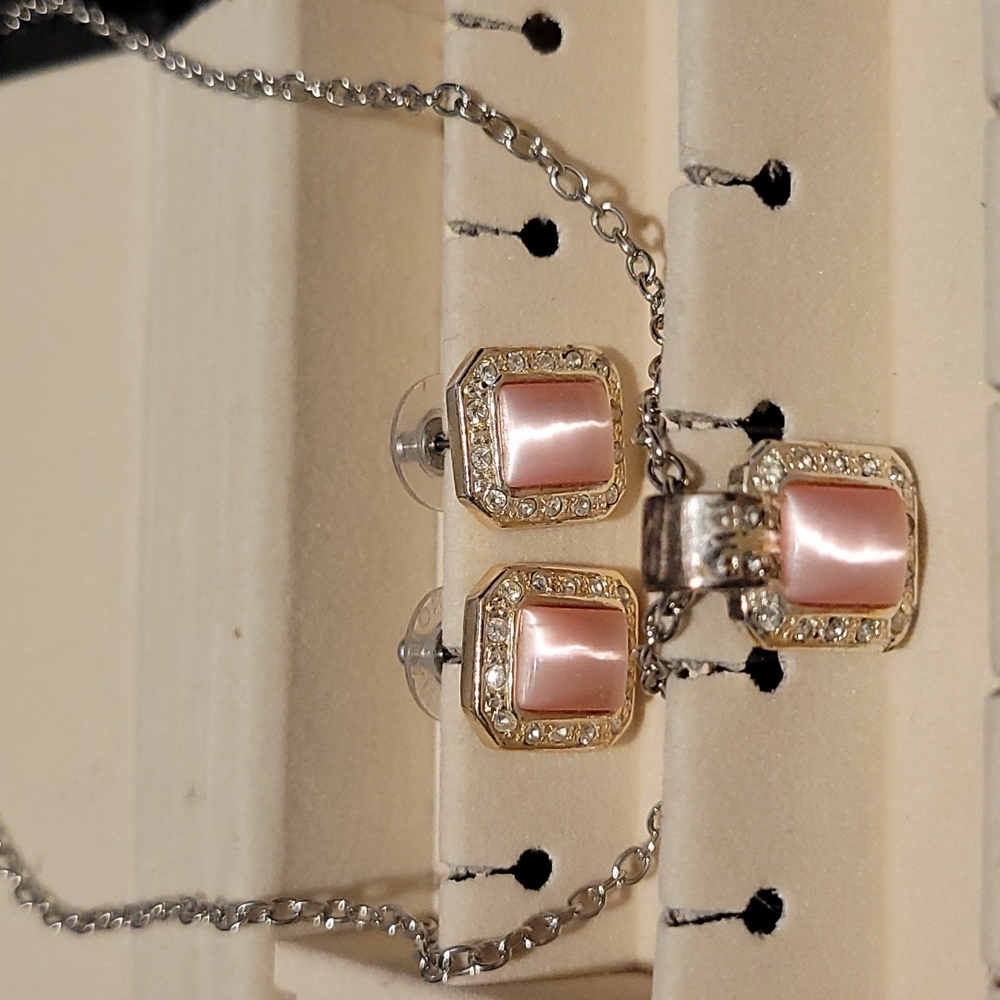 Pendant and earrings set